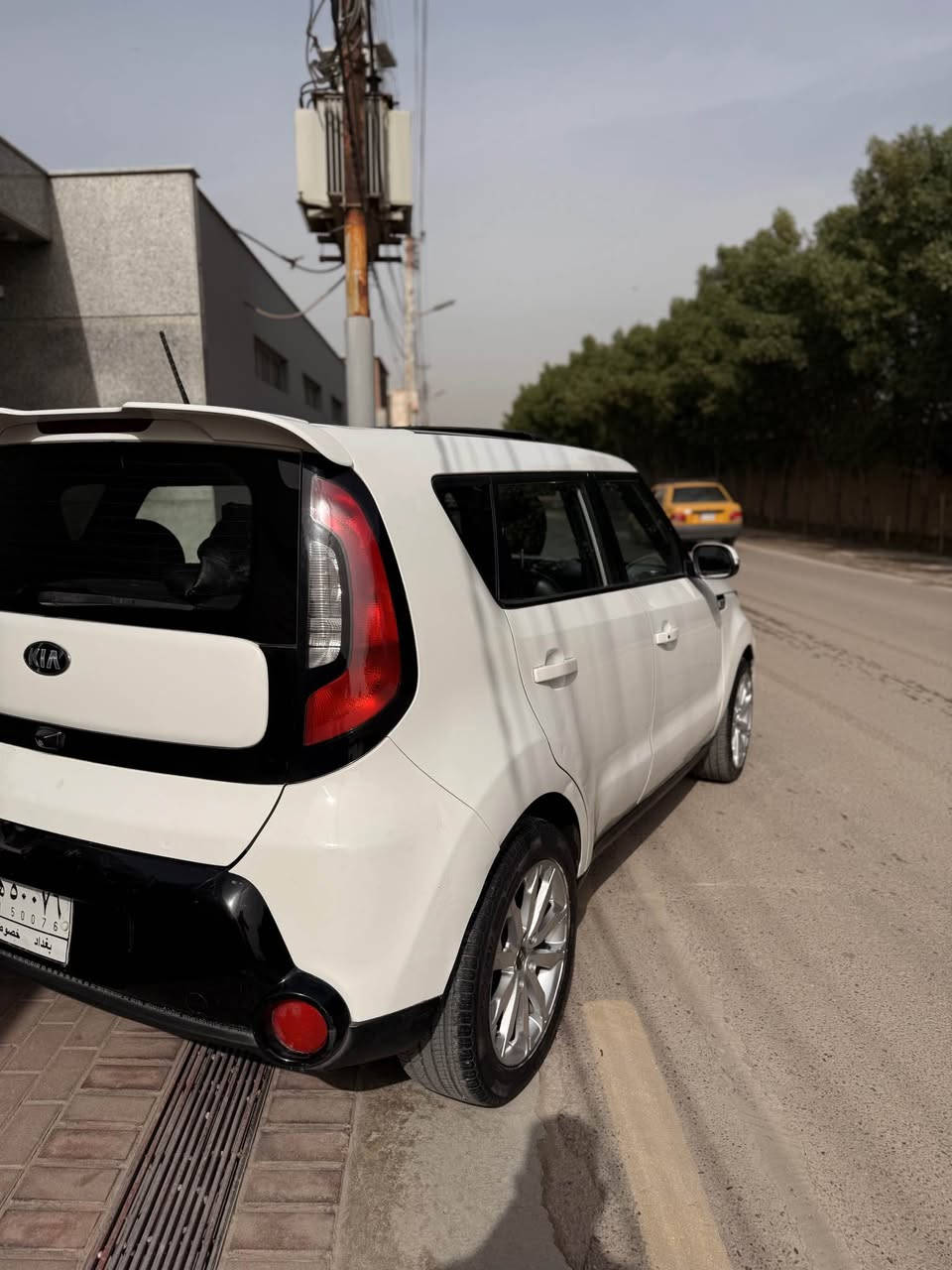 السلام عليكم صول ٢٠١٥ امركيه حادث جاملغ وبنيد رقم بغداد فول مواصفات ماشيه ٩٥ الف مواصفات 
⚫️ بصمه شتغيل 
⚫️ بصمه ابواب 
⚫️ فتحت سقف ( بنراما ) 
 ⚫️ كشن كهرباء
⚫️ تدفى + تبريد كشنات 
محرك ٢٠٠٠ GDi وباقي المواصفات المعروفه 
السعر ١٠٨ وبيه مجال شي بسيط مكان السياره بغداد الاعظميه *********** 1️⃣ بغداد, العراق
