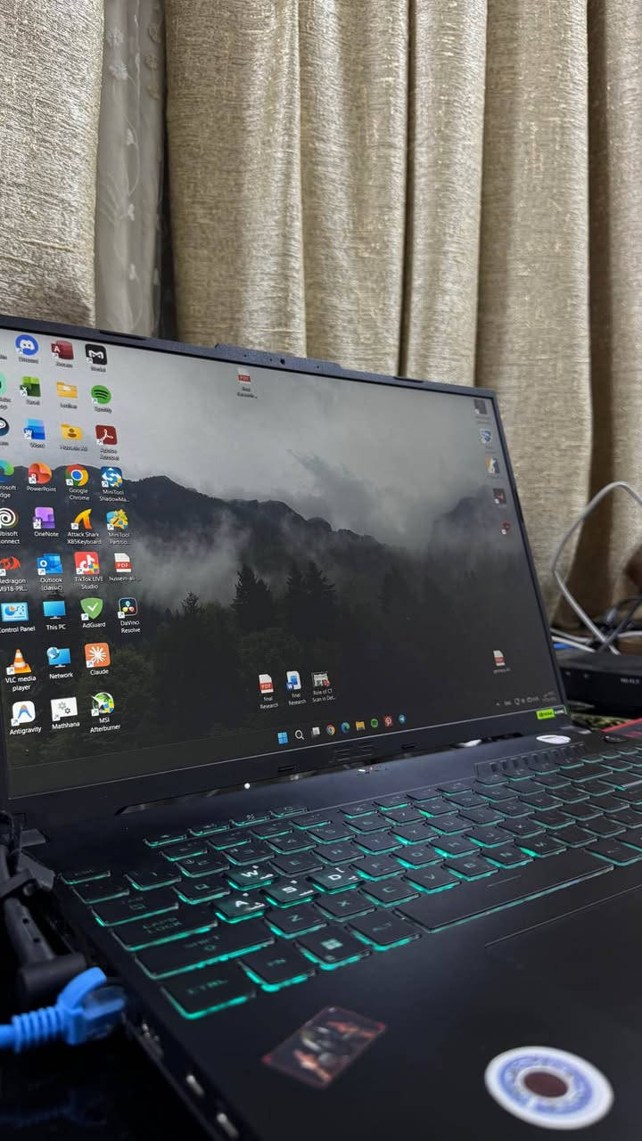 🎮 ASUS TUF Gaming A16 – FA607NU
بعده ضمن الضمان النبع 

المعالج (CPU)AMD Ryzen 5 7535HS — 6 أنوية / 12 ثريد

كارت الشاشة (GPU):NVIDIA GeForce RTX 4050 Laptop — 6GB GDDR6 VRAM

الشاشة:16 إنش WUXGA (1920×1200)، نسبة 16:10
FHD 144HZ IPS

الذاكرة:16GB DDR5

التخزين:512GB PCIe Gen4 SSD

الشبكة:WiFi 6 + Bluetooth

المنافذ:2× USB 3.2 Type-A، USB 3.2 Type-C، USB4 Type-C

لوحة المفاتيح عربي/إنكليزي

البطارية:4Cell 56Wh — فاحصة و تأكدت إنها بصحة 100% وتقرير من لابتوب نفسه اذا تريد راسلني و ادزه حتى تتاكد بنفسك (السعة الفعلية أعلى من المصممة، صفر تدهور)

المميزات
- كيبورد بإضاءة RGB
شاشه جيدة جيدة الاستخدام لgaming and editing 

السعر:مليون و100
رجاء اذا متعرف اسعارهم بالسوق رجاءً لا تعلق 
ملاحظة:إذا تريد تتأكد من صحة البطارية، راسلني وأدزلك تقرير فحص رسمي. ديوانية, القادسية


**إذا كنت صاحب هذا الإعلان وتريد حذفه لأي سبب، رجاءا أرسل رسالة إلى الدعم الفني**