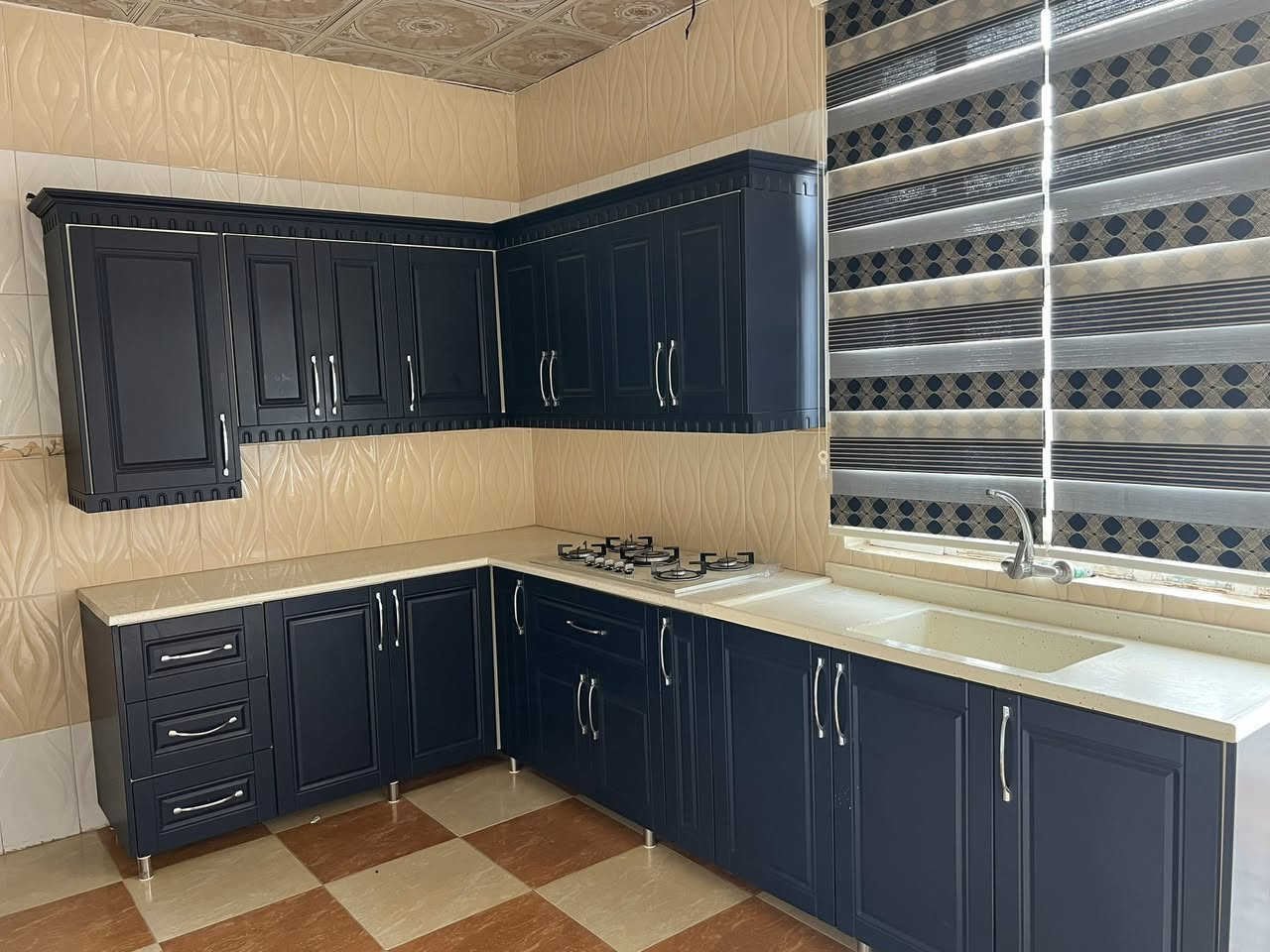 سلام عليكم
للبيع بيت 100 متر مربع ركن في بختياري شارع اسواق المندلاوي بيت مكون من غرفة ومطبغ والصالة واستقبل وصحيات فول سيراميك و+ كاونتر وسبالت اثنين كهرباء وماء متوفر + ماء بير 

الرقم: ***********
