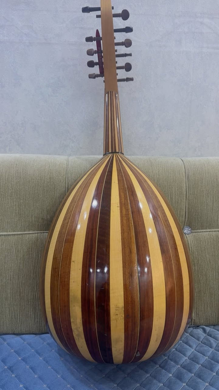 للبيع عود شرقي جميل ونظيف 🎵
العود بحالة ممتازة، صوته قوي وواضح، مناسب للعازفين والمبتدئين والمحترفين.

✅ خشب نظيف وشغل مرتب

✅ أوتار سليمة وقابل للعزف مباشرة

✅ شكله أنيق ونقوش جميلة

سبب البيع: عدم التفرغ للعزف

💰 السعر: (راسلني خاص)

📍 المكان: (كركوك)

للاستفسار أو التواصل: (واتساب ***********) او راسلني خاص.
