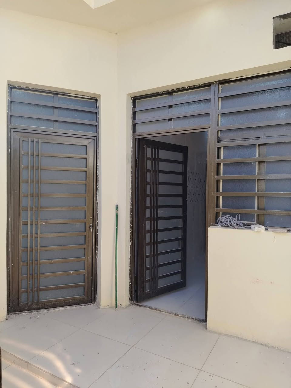 دار للبيع مساحه 100متر طابو زراعي سند 25 فول بناء
الدار موقعه جدآ ممتاز خامس دار عن الشارع الرئيسي شارع المطار القديم وعرض الفرع 10 متر وكافه الخدمات متوفره 

اساس صب بناء طابوك جمهوري سقف صب 
يحتوي الدار على 
غرفه وصاله ومطبخ واستقبال مغاسل داخليه و خارجيه 

الموقع الكوفه البراكيه شارع المطار القديم مقابيل صيدليه صفاء عبد الرضا 
السعر تم التخفيض من 47وبي مجال إلى 43 وبي مجال 
للتواصل الاتصال على الرقم *********** أو مراسلة الصفحه واتساب متوفر مكتب الياسري للعقار والمقاولات
