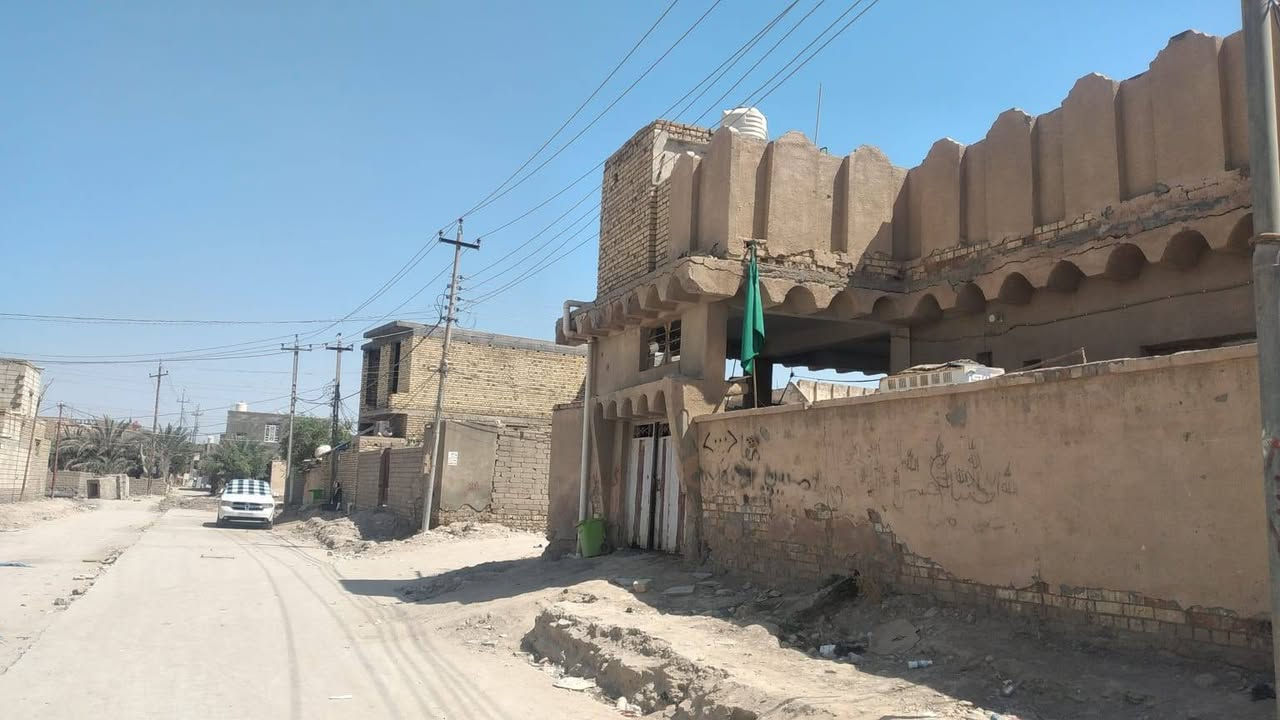 بيت طابو صرف ٣٢٠متر قاطين ركن
طابوق كونكريت 
وره المحكمه الجديد بشارع العريض
قريب للمدارس والمستوصف والمحكمه 
ووجه على ساحه وركن البناء عالي
البيت كبير وقابل لترميم فقط اعادة لبخ
البيت من الداخل ارتب من الخارج
يصلح روضه او مكتب سياسي او سكن للعائله كبيره 
التبليط الجديد والمشروع بلباب
السعر ١٦٥
*********** علي عبدالكاظم
