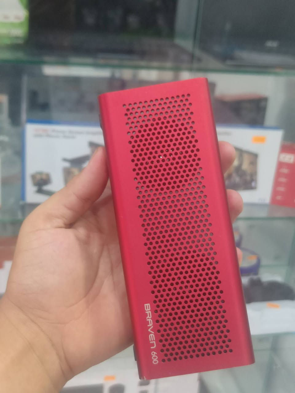 قوة الصوت وتصميم الأناقة.. مكبر الصوت الأمريكي Braven 600 بين يديك! 🔊✨
​هل تبحث عن جهاز يجمع بين الفخامة في التصميم والتميز في الأداء الصوتي؟ يسعدنا أن نوفر لكم مكبر الصوت الأمريكي الشهير Braven 600 (حالة مستعمل بحالة ممتازة)، الخيار الأمثل لعشاق الصوت النقي والمحمول.
​لماذا Braven 600؟ إليكم أبرز ما يجعله استثنائياً:  
​هيكل من الألمنيوم المتين: مصنوع من الألمنيوم المستخدم في صناعة الطائرات، مما يمنحه قوة وصلابة وتصميماً عصرياً لا يضاهى.  
​تجربة صوتية غنية: مزود بمكبرات صوت HD مزدوجة مع مضخمات صوت سلبية (Passive Subwoofers) توفر لك صوتاً محيطياً قوياً ونقياً في أي مكان.  
​أكثر من مجرد مكبر صوت (Powerbank): يتميز ببطارية مدمجة سعة 1400mAh تمنحك حتى 12 ساعة من الاستماع المتواصل، ويمكنك استخدامه لشحن هاتفك في حالات الطوارئ!  
​حرية الحركة: يعمل بتقنية البلوتوث ليوفر لك حرية التنقل، مع إمكانية التوصيل عبر كابل AUX للأجهزة غير الداعمة للبلوتوث.  
​ميكروفون مدمج: يتيح لك إجراء مكالماتك بوضوح بفضل ميزة الميكروفون المدمج المخصص للمكالمات الجماعية (Speakerphone).  
​تفاصيل إضافية:  
​ميزة "Daisy-chain" لربط أكثر من مكبر صوت للحصول على قوة صوت أكبر.  
​تصميم مدمج وخفيف الوزن يجعله رفيقك المثالي في الرحلات، المكتب، أو المنزل.


**إذا كنت صاحب هذا الإعلان وتريد حذفه لأي سبب، رجاءا أرسل رسالة إلى الدعم الفني**