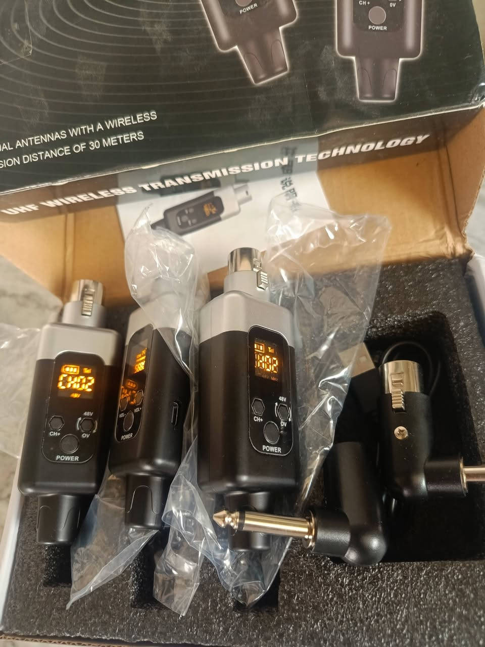 نظام ميكروفون لاسلكي XLR لتحويل الميكروفونات السلكية إلى لاسلكية.
الميزة الرئيسية: تحويل الميكروفونات الديناميكية أو المكثفة السلكية إلى لاسلكية. 

التوافق: يتوافق مع مجموعة واسعة من الأجهزة مثل مولفات الصوت، مكبرات الصوت، وأنظمة المسرح المنزلي. 

الطاقة: يدعم طاقة 48 فولت للميكروفونات المكثفة أو 0 فولت للميكروفونات الديناميكية. 

الميزات: شاشة عرض رقمية لتردد القناة ومؤشر مستوى البطارية. 
السعر 30
يوجد توصيل الى جميع محافظات العراق


**إذا كنت صاحب هذا الإعلان وتريد حذفه لأي سبب، رجاءا أرسل رسالة إلى الدعم الفني**