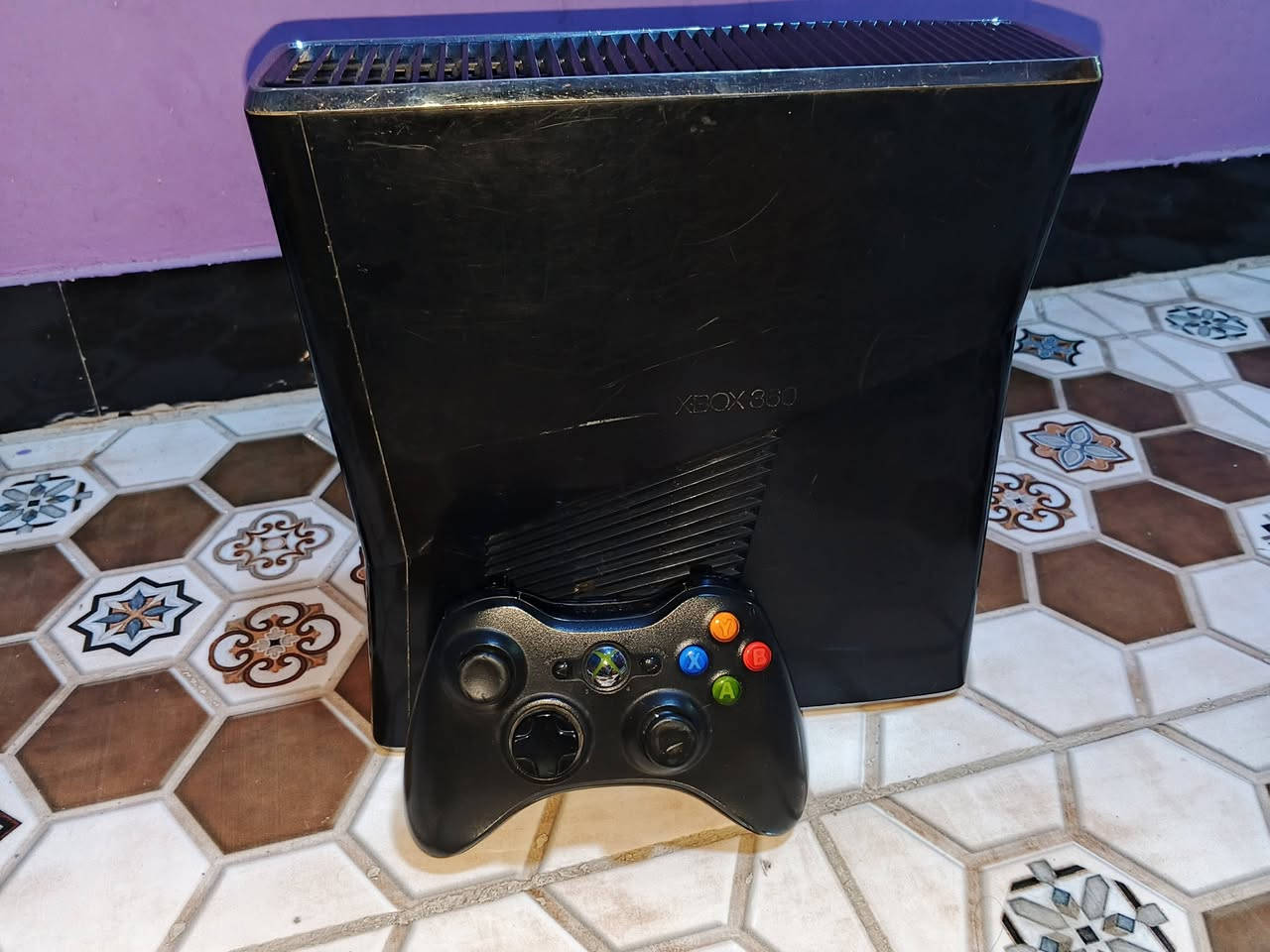 اكس بوكس 360 كامل ملحقاته يجي وياه يده اصليه ومحوله اصليه يجي مثبت 83 لعبه قويات مع  هارد 200 لعبه قويات للبيع او المراوس ببلاي 3 نظام المكاتب سعره 140 للاستفسار هذا الرقم ***********
