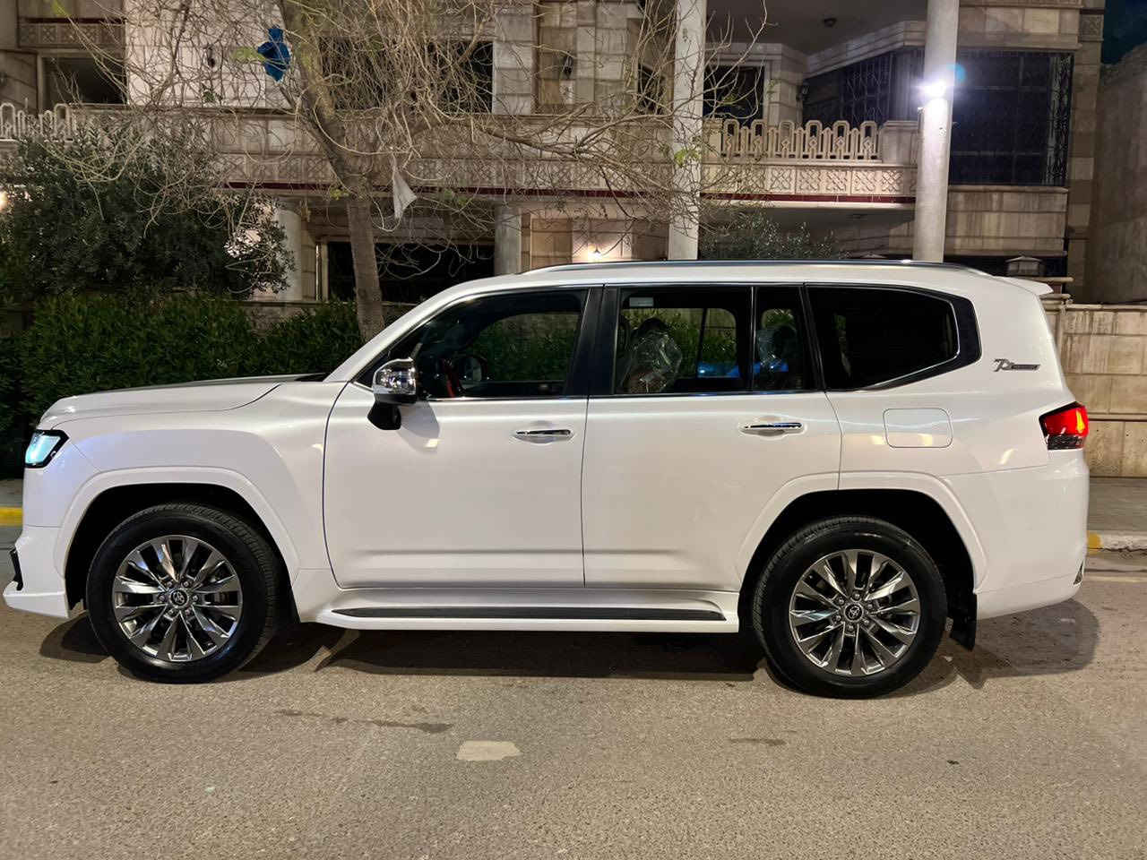 السلام عليكم
لاندكروز 2022 VXR خليجي ساز اصل 
VXR توين تيربو
رقم بغداد باسمي 

السعر 690 ورقة 

فول الفول للاخير
ماشية 60 الف كم 
محرك 3500 توين تيربو
داخل احمر 
سلايد 
5 كامرات 360
كشنات جلد احمر واسود
كشنات تدفئه وتبريد امامي وخلفي
خزن ميموري 
رادارات 
داتا شو 
3 شاشات
سماعات ماركة JBL
شاحن لاسلكي
3وضعيات قيادة
اشاره لكزز امامي وخلفي
هاند بريك دكمه + اوتو هولد
حساسات امامي وخلفي
زراك لايت
ستيرن كهرباء
وبيها بعد هواي مواصفات ممذكوره
مكفولة من الصبغ كير محرك كفالة 
————-
مكان السياره بغداد
***********
