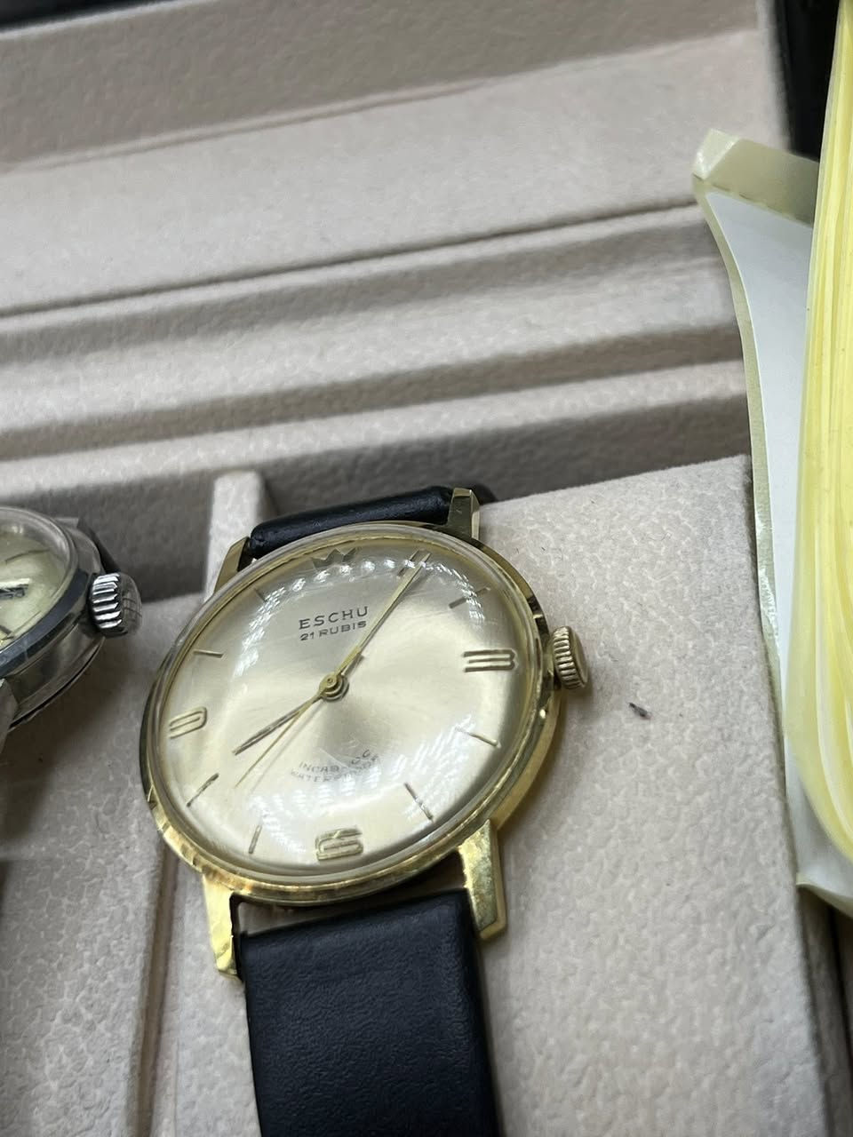 سلام عليكم
ساعة إيشو الماني انتاج قديم
نصب تكويك 21 حجر
طلاء ذهب
قطر 34 
قشطة 
نظافة جداً عالية
السعر والحجز على الخاص فضلاً وليس امراً
***********
