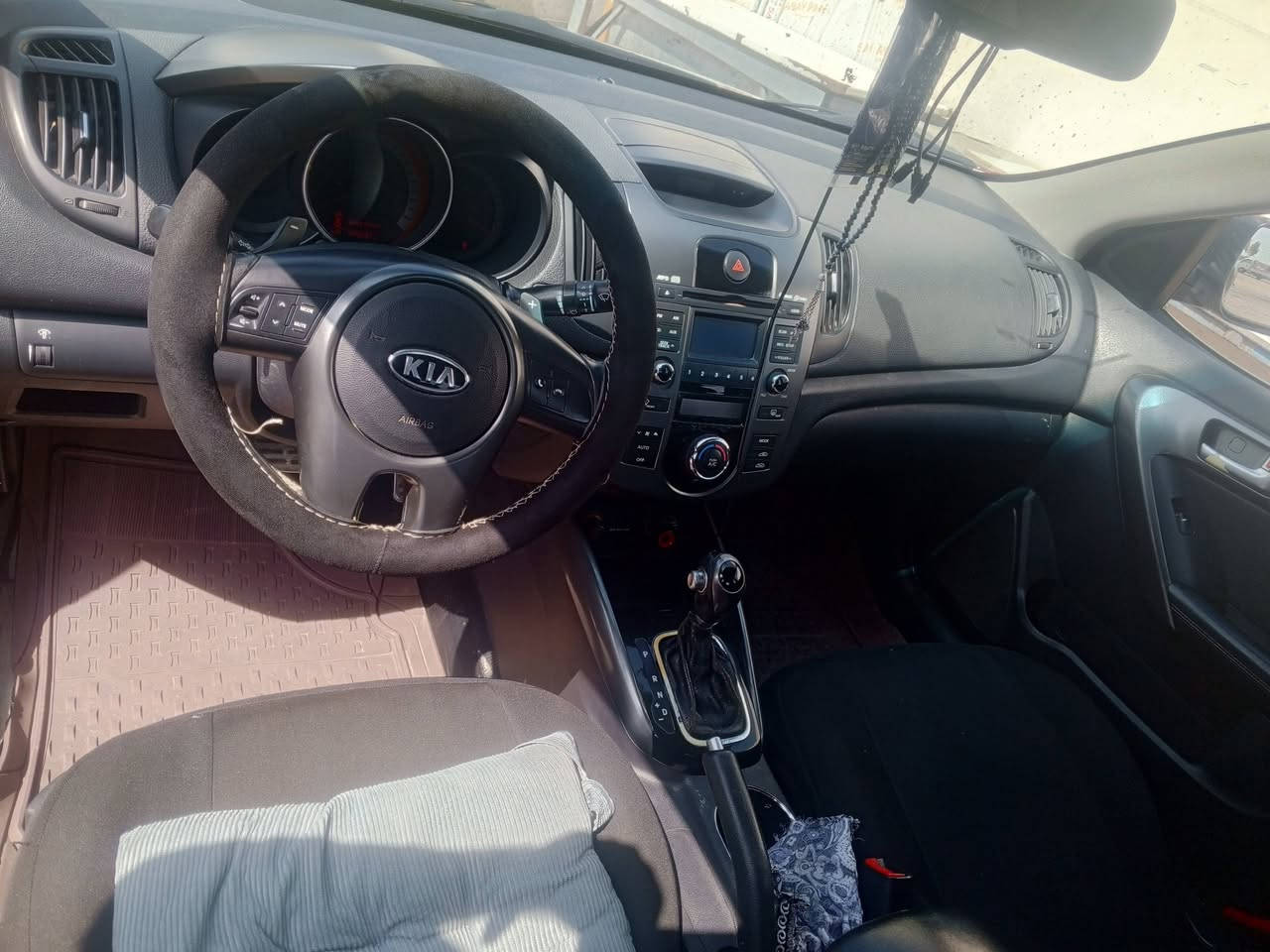 سيراتو 2011
فول مواصفات خليجي
محرك 1600دكشن عالي
كير6نمر
كشنات جلد 
فتحه سقف كهرباء
اشاره مري شفط
كامره حساسات حاكيه بلوتوث 
السياره جاهزه للأخير مال بيت ماشيه 190كيلو حقيقي
السعر ١١٥وبيهه مجال قليل للاستفسار***********وتساب بي
