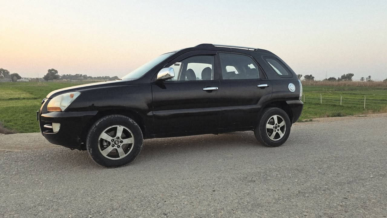 سلام عليكم ورحمة الله وبركاته سبورتج موديل 2007 وارد امريكي محرك سته سلندر مصبوغه جماليه بأسمي مكاني الكوت مركز المدينه محرك كير مكفول تخم تاير جديد هزه جديده  سعرها 88 واذا اكو مراوس ب 7 راكب او استاركس خصوصي  باقي التفاصيل الرقم *********** /***********
