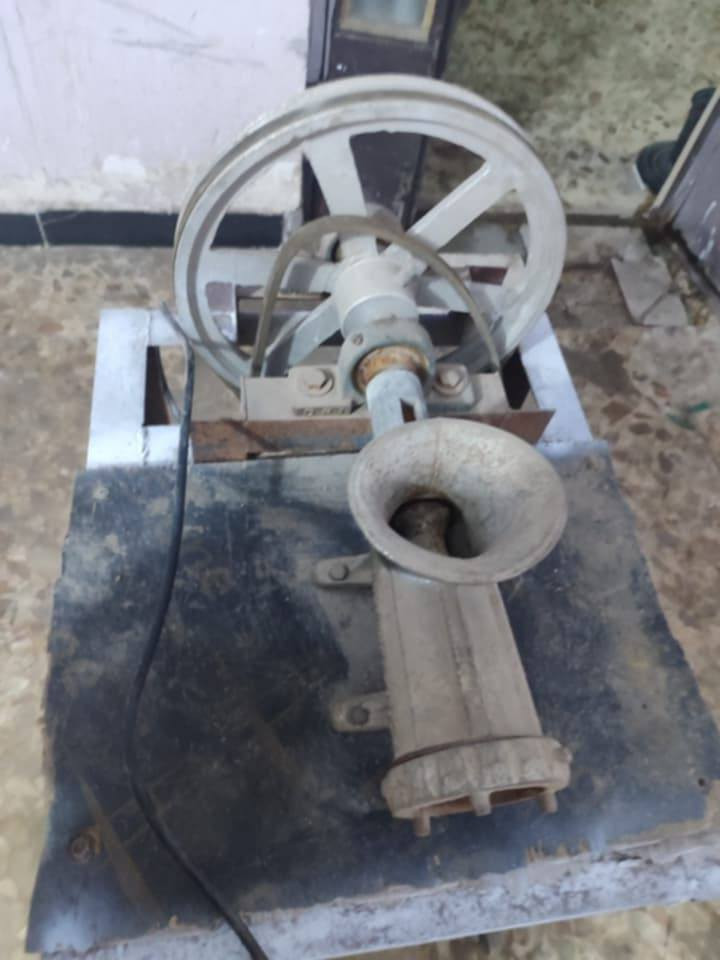 السلام عليكم عندي هاي المثرامه مال اللحم للبيع سعره 250قفله بعدها جديده قليل مستعملة مكاني بغداد رقم ***********
