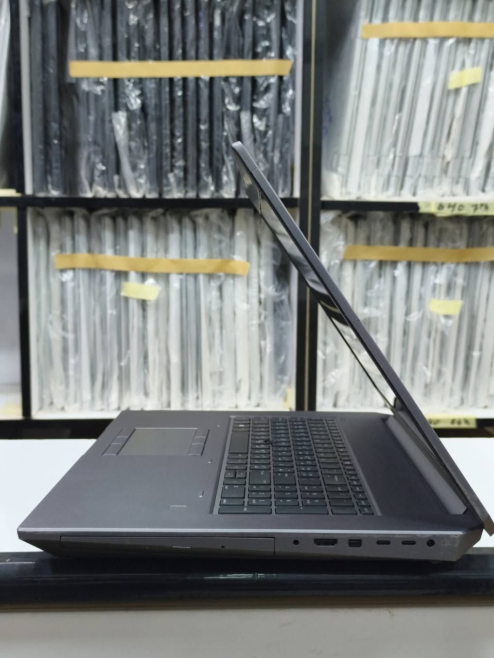 HP ZBOOK 17 G5 🔴 🔴 
المعالج xeon 
الرام 8 كيكا 
الهارد 256 كيكا 
حجم الشاشة 17 انچ
كارت الشاشة خارجي P5200 نفيديا 
16 كيكا خارجي
ضمان 10 ايام استبدال في حال وجود مشكلة
متوفر توصيل لكافة المحافظات 
للتواصل و الطلب واتساب او خاص ***********
