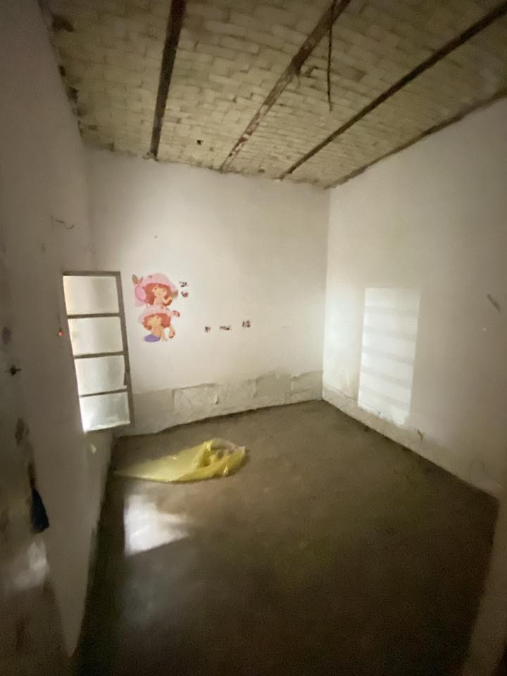 السلام عليكم بيت للبيع مساحته 87يعني اكبر من نص عنوانه الشعله مجمع سعيد الطابق الارضي بي استقبال وصاله وغرفه ومطبخ وحمام والطابق الثاني بي غرفتين وحده هيكل موجود واتساب ***********
