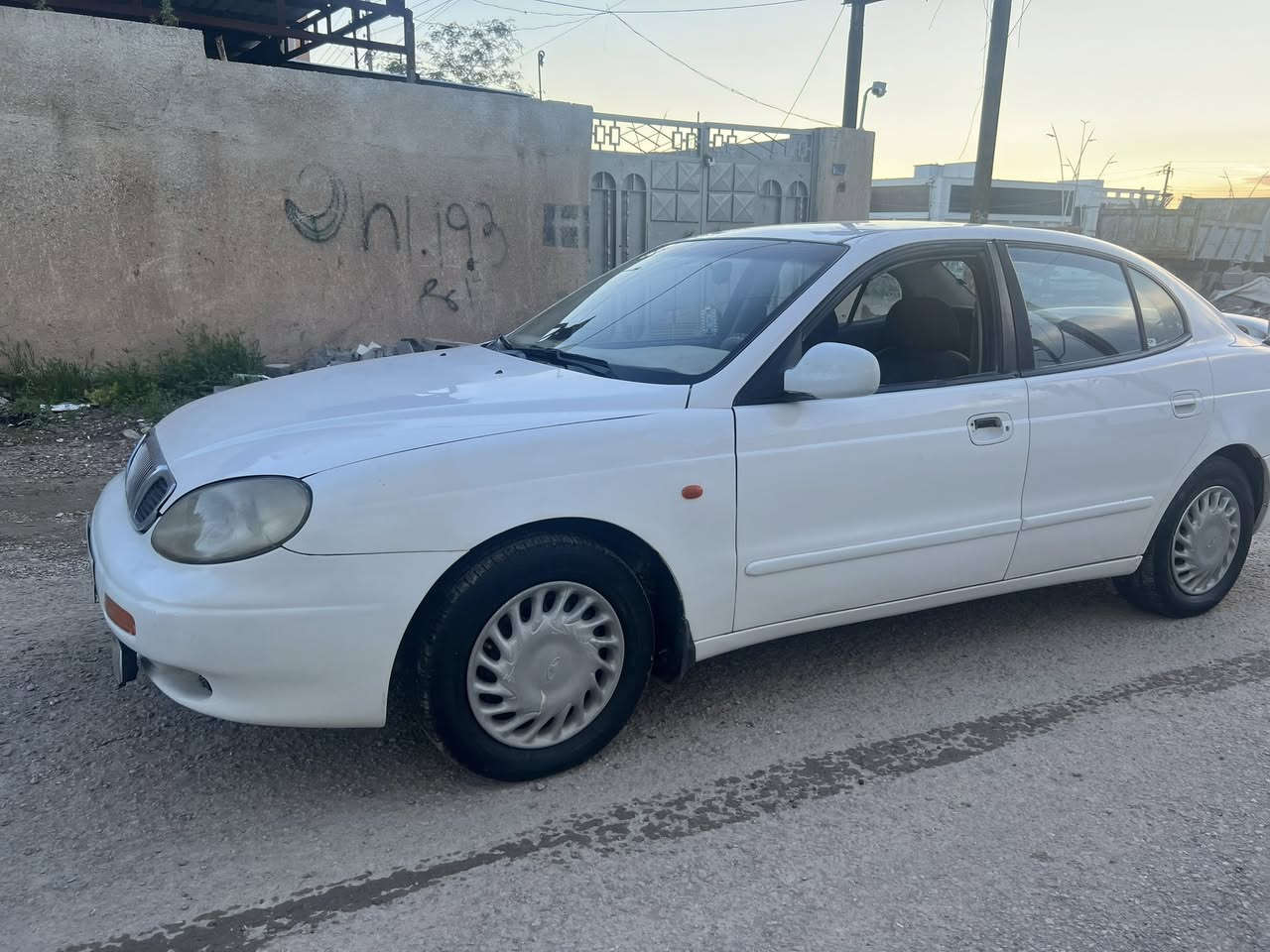 السلام عليكم 
للبيع دايو لكنزه موديل 2002 بيه صبغ 3 قطع 
شرط بدوان دواخل 
مكينه ابو الكف كير عادي جام اوتو 
صدر امامي +صدر خلفي + تخم تاير  
السياره حلوه وجاهزه مابي اي نقص 
رقم صلاح الدين الدولي سنويه جيديده هزه جديده 
السعر 41 وبيه مجال للشراي 
الاستفسار ***********
