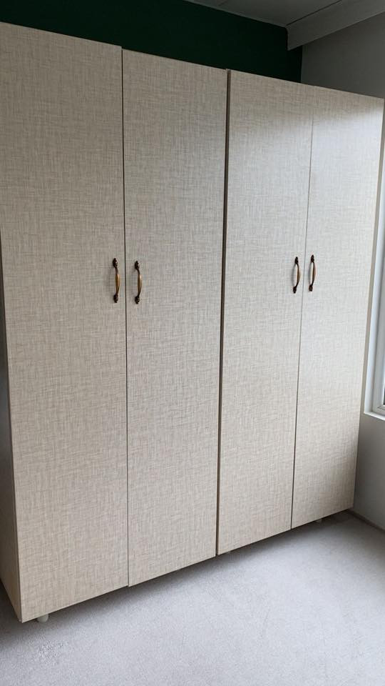 ئەم ژووری نوستنە بۆ فرۆشتن؟؟
***********
