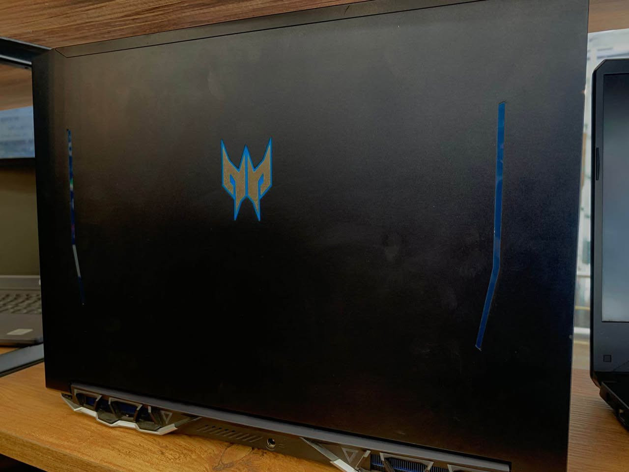 🔥 لابتوب Gaming قوي بسعر مميز 🔥  

💻 Model: Predator Helios 300  

🧠 الرام (RAM): 16GB DDR4  
💾 التخزين (Storage): 512GB SSD NVMe  
🎮 كرت الشاشة (GPU): RTX 2060 خارجي  
🎮 حجم كرت الشاشة: 6GB GDDR6  
⚡ استهلاك كرت الشاشة: تقريباً 90W  

🖥 الشاشة: Full HD – تردد 144Hz (تجربة لعب سلسة وسريعة)  

✨ المميزات:  
✅ أداء قوي لتشغيل الألعاب الحديثة  
✅ مناسب للألعاب الثقيلة والتصميم والمونتاج  
✅ شاشة 144Hz تعطي سلاسة عالية بالجيمينگ  
✅ سرعة ممتازة بفضل SSD NVMe  

💰 السعر: 687$ فقط  

🚚 متوفر توصيل لجميع المناطق  
📩 للحجز أو الاستفسار راسلنا خاص أربيل, العراق


**إذا كنت صاحب هذا الإعلان وتريد حذفه لأي سبب، رجاءا أرسل رسالة إلى الدعم الفني**