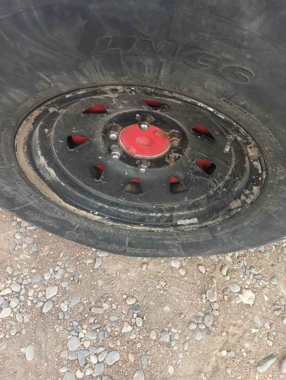 ئەو تاقمەم هەیە بۆ فرۆشتن
تایەکانی دوانی باشە دوانی بە عەمەل نایە 
قفڵی 80 هەزار 
لە چەمچەماڵە 
265/75/16 
***********
