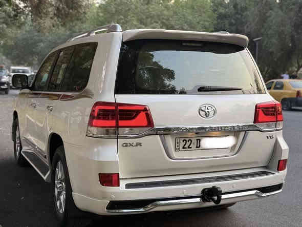 السلام عليكم 
لاندكروز 2017 فطيم اصل فول 1/1 السياره جديده لوك 
مكفوله كفاله عامه ماشيه 82 الف 
عدتهه سبيرهه غراضهه كلهن مامستخدمات 
فتحه سلايت 
زراك لايت لايت زنون 
5 كامرات 
كشنات جلد اصلي كريمي 
دبل كشن كهرباء كشن السائق 3 دكم
8 ايرباك 
طفايه 
تشغيل عن بعد 
شاشه كبيره 
دبل ماوس 
فول تحكم
7 راكب 
3 قطع تبريد 
محرك 6 سلندر 4000
فورويل دفع رباعي 
حساس اصلي 
ويل 18 تخم تاير جديد وسبير منازل.
رقم اربيل بسمي تحويل وكاله جاهز 
السياره بشرط محرك كير صدر كلهه بعدهه عل وضع الشركه 
مكان السياره بغداد 
رقمي ***********
