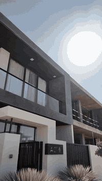 مميزات المشروع – بلا منافس في كربلاء 🔥
• ثاني أكبر بحيرة كرستالية في العراق
 • أكثر من 55% مساحات خضراء ومناطق استراحة وترفيه
 • شوارع واسعة تبدأ من 16 متر صافي
 • مول تجاري بارتفاع 6 طوابق
 • مدرسة سيدرز البريطانية داخل المشروع
 • خدمات ومرافق فاخرة تضمن أسلوب حياة راقٍ ومتكامل

⸻

🏡 الوحدات السكنية المتوفرة

نظام فلل:
 • 200 م² – الأسعار تبدأ من 330 مليون بدفعات لمدة 3 سنوات
 • 250 م² – الأسعار تبدأ من 400 مليون بنفس نظام الدفع
 • 300 م² – الأسعار تبدأ من 1 مليار بنظام تسديد 5 سنوات (20 دفعة)

نظام قصور:
 • مساحات 600 م² و700 م²
 • نفس مدة التسديد مع اختلاف الأسعار

⸻

💰 نظام الدفع
 • دفعة مفتاح
 • دفعة استلام
 • 12 دفعة/3 سنوات (للمساحات 200 و250 م²)
 • دفعات كل 3 أشهر
 • تسديد 5 سنوات لمساحات 300 م² والقصور

للتواصل 
***********
***********
***********
***********
0780 432 8549
0773 509 0044

⸻

✨ احصل على فرصة سكن راقية وسط الطبيعة والهدوء وبجوار أكبر بحيرة كرستالية
