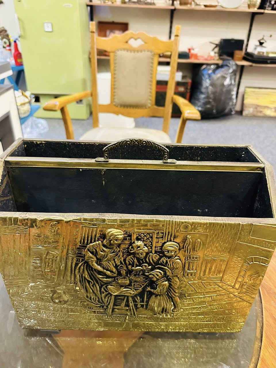 صندوق حامل مجلات  وصحف انكليزيي . 
 مصنوع من الخشب ومغطى بصفائح نحاسية  
العرض 37 سم
الارتفاع 29 سم 
***********  واتساب المحل في السليمانية يوجد توصيل
