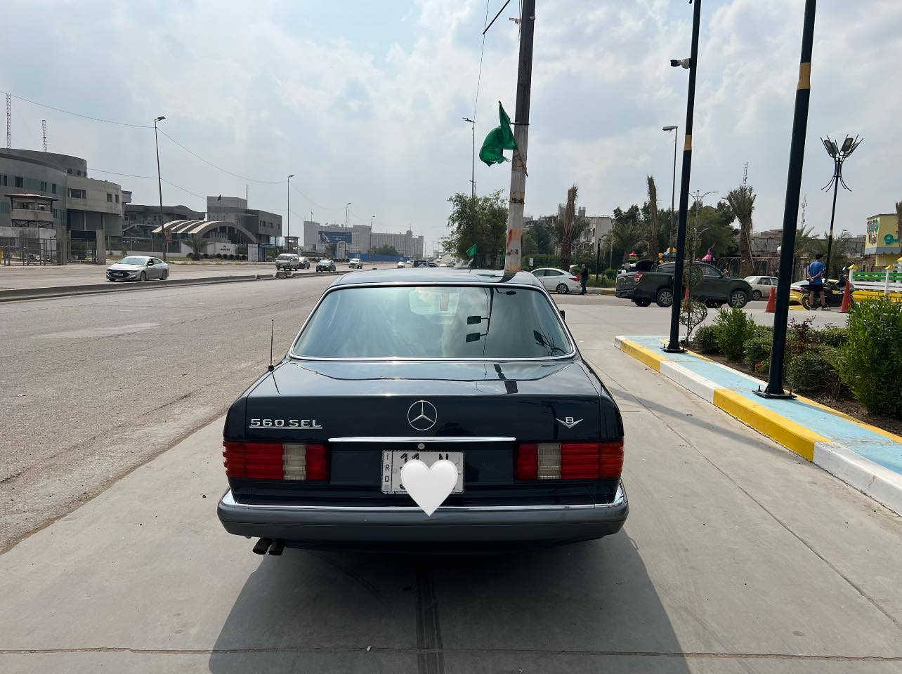 سلام عليكم مارسدس رئاسي موديل1990
560SAL
مكفوله من الضربه وتبديل بس صبغ جماليه 
جديدة سياره كلش داخل عسلي كهربائيات كلها شغاله وكير ومكينه مكفولات معروضه سياره 140ورقه مكانها بغداد شارع فلسطين وهذا رقمي *********** اتصل وادلل
