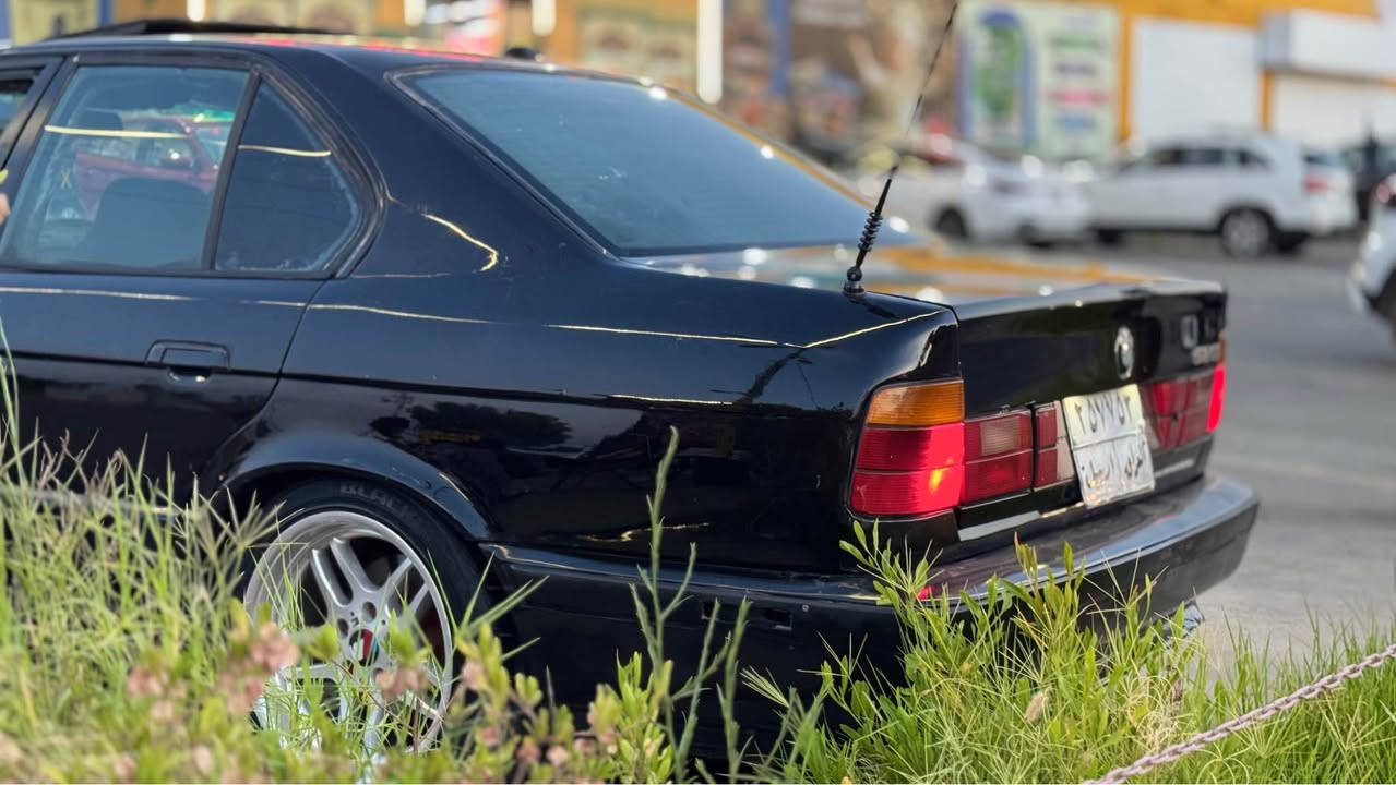 Bmw 525i ١٩٩١فوول فوول مواسه فات ته نها گير عادييه سبوخ حامه 
جه مپه كى خه فيفى پيش هه يه له گه ل جامولخى بشته وه ى لاى سايه ق كه ميكى گرتيه به لام ناو عه وز به شه رت گيرو مه كينه به شه ر كؤم پريسه رى ته بريت پيوه يه بؤ زانيارى من خاوه ن سه ياره نيم ئه وه ره قه مى خاوه نيتى *********** أربيل, العراق
