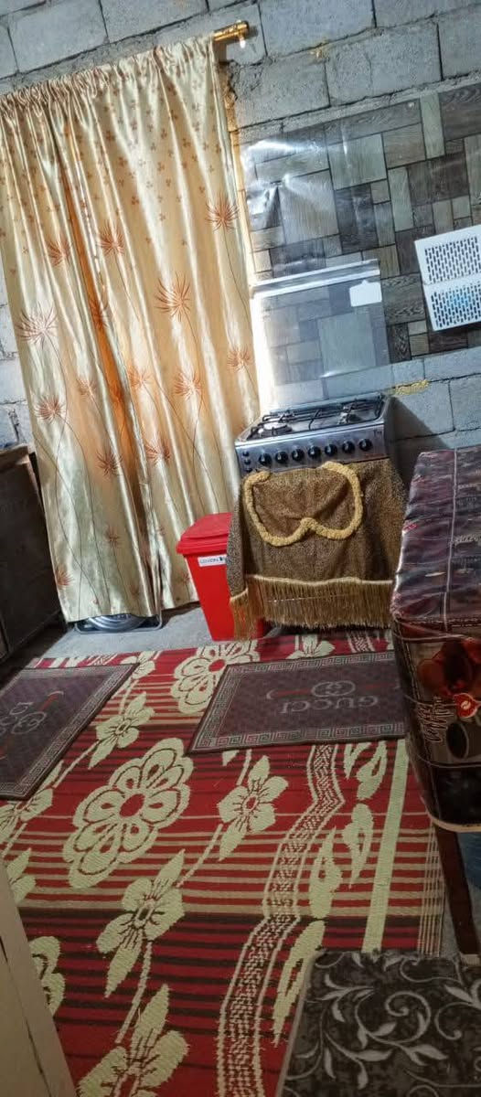بيت تجاوز يحتوي عله غرفتين نوم 5/4 وصاله ومطبخ وحمام مشترك وغرفه بعدها مكامله بيت مساحته 150 مسكف سندويش قرب جامع ابي أيوب الأنصاري والمدارس الاعداديه العروه الوثقى *********** السعر خاص
