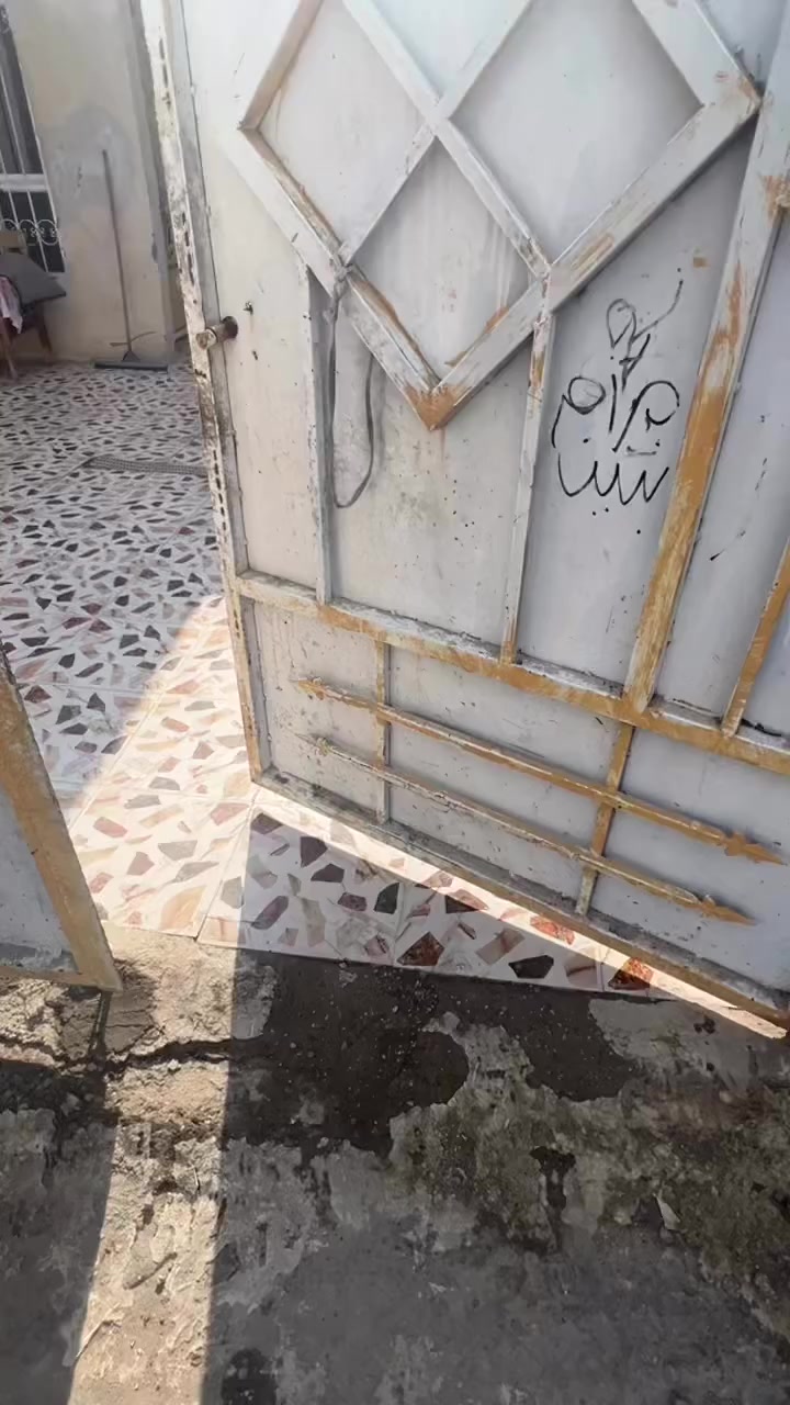 السلام عليكم بيت للبيع مساحه 150بناء حديث متكون من غرفتين نوم وصاله واستقبال ومطبخ حار وبارد العنوان شارع  مجمع الطاقه  تتواصلون على رقم ***********
