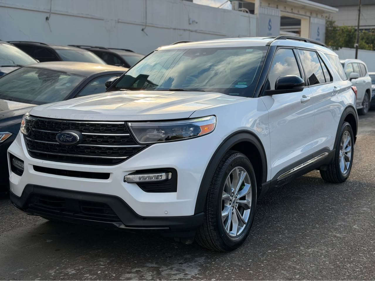 2024 
ماشية 6000 ميل 
بدون صبغ فقط جامرلغ مبدل بلادي 
بدون ارباك كلها بلادية
سيارة فول مواصفات 
فقط  بدون دبل اكسل 
تترقم شمالي 
سيارة موجودة بشركة صباح حسن سليمان 
اربيل شارع ١٠٠م

للاستفسار 
*********** 
*********** أربيل, العراق
