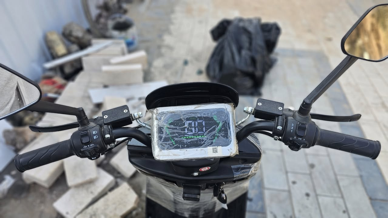 للبيع دراجة كهرباء 1800w
شحن كامل تمشي بيه 50 كم  
بعده وكالة كامل مع الشاحن 
للبيع  بسعر مليون  وسبب البيع للضرورة السفر
لتواصل ***********٧
