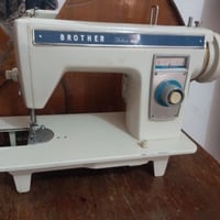 ماكينه خياطه للبيع سعر على الواتساب 07778573409
