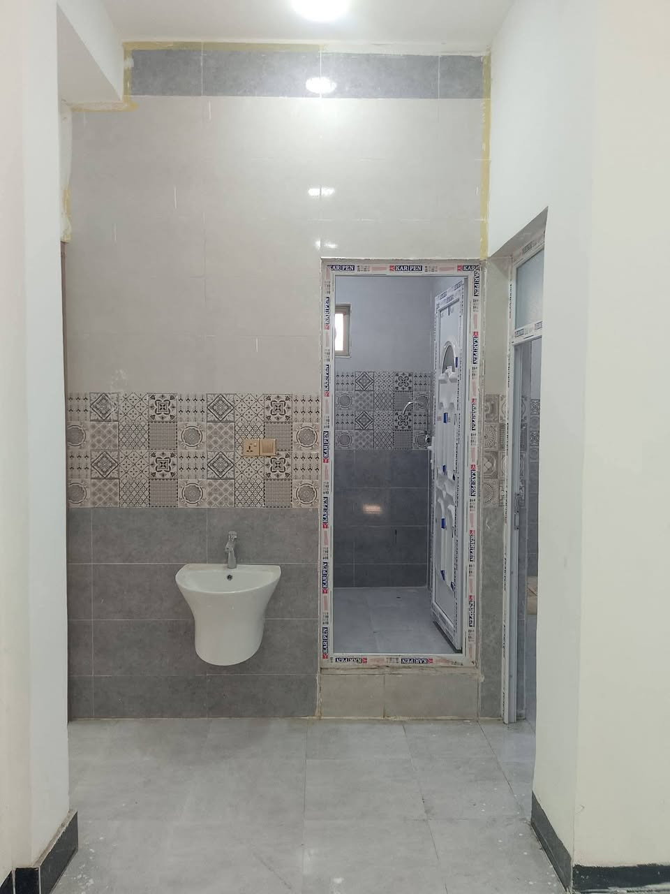 شقه للايجار 
 تكون من غرفه عدد 2 + صحيات ومطباخ + وحمام وصاله كبيره ايجار شقه 200 
العلوان الرمادي 7 كيلو غرب جامع الأخوين 
 استفسار انتصل ***********
كل خدمات متوفر
