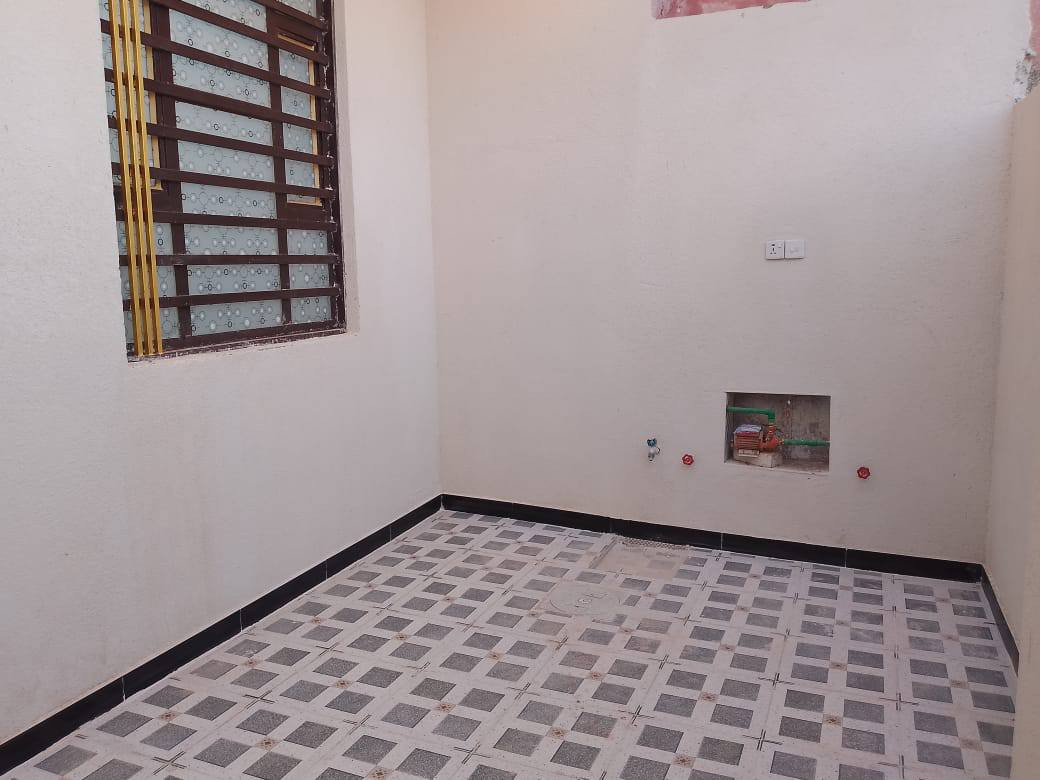 متوفر الان بيت البيع الجزيره شارع زين العابدين طابو زراعي ملك صرف مساحة 100متر بناء جديد ما مسكون البيت بناء شخصي أليس مقاول سعر 55 قرفتين نوم صاله مطبخ صحيات استقبال رقم الهاتف ***********
