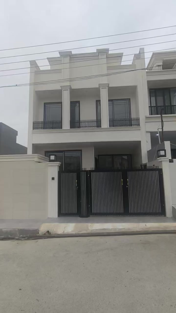 🏡 خانوو بۆ فرۆشتن
📍 شوێن: هەولێری نوێ، نزیک ماونت ڤیو
📐 ڕووبەری: ١٢٥ مەتر
🛏 ٤ ژووری نوستن
🌅 ڕووگە: ڕۆژهەڵات
🌳بەرامبەر باخچە

💰 نرخ: 13.5$

📞 بۆ زانیاری زیاتر پەیوەندی بکەن ***********
______________________________________________
🏡 منزل للبيع – أربيل الجديدة
📍 الموقع: أربيل الجديدة، بالقرب من ماونت فيو
📐 المساحة: 125 متر مربع
🛏 عدد الغرف: 4 غرف نوم
🌅 الواجهة: شرقية
🌳 الإطلالة: مقابل حديقة
💰 السعر: 13,500 دولار
📞 للمزيد من المعلومات يرجى التواصل ***********
______________________________________________
🏡 House for Sale 
📍 Location: New Erbil, near Mount View
📐 Area: 125 sqm
🛏 Bedrooms: 4
🌅 Facing: East
🌳 View: Facing a garden
💰 Price: $13,500
📞 For more information, please contact us ***********
