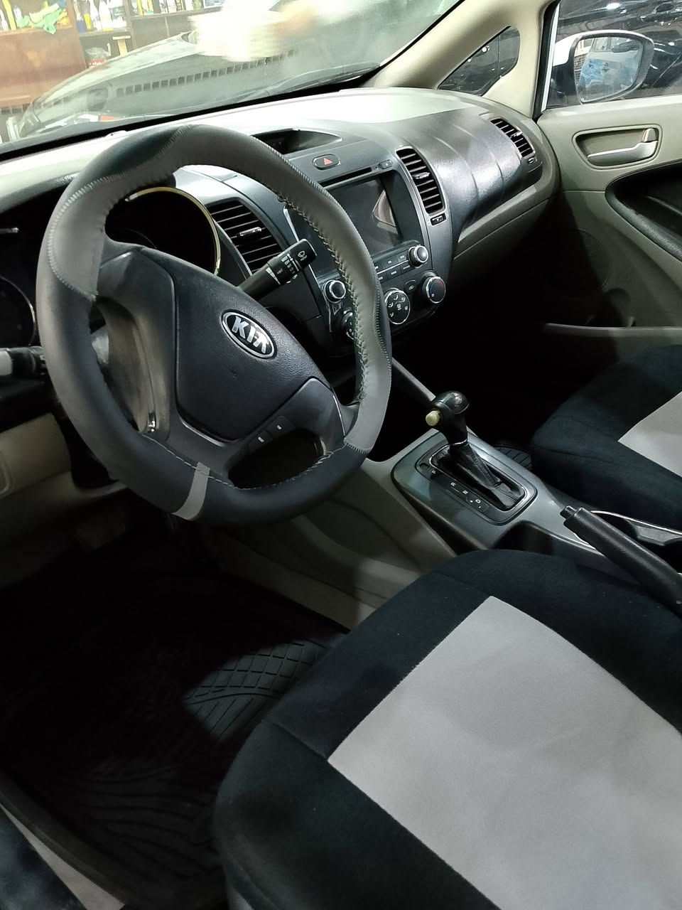 السلام عليكم كيا سيراتو 2015الشركه الدولية خليجيه محرك 1600دوش السياره مكفوله ماعدا الجاملغ الخلفي الأيسر صبغ وبارد صغير في الصندوق المواصفات كامره وشاشه ويل كب غرفه ملونه كير ومحرك تبريد صدر نظيف جداً ماشيه 85كيلو رقم بغداد السنويه والرقم والهزه جديد باسمي السعر 123العنوان بغداد الاعظميه قرب ساحه عنتر الاتصال ***********
