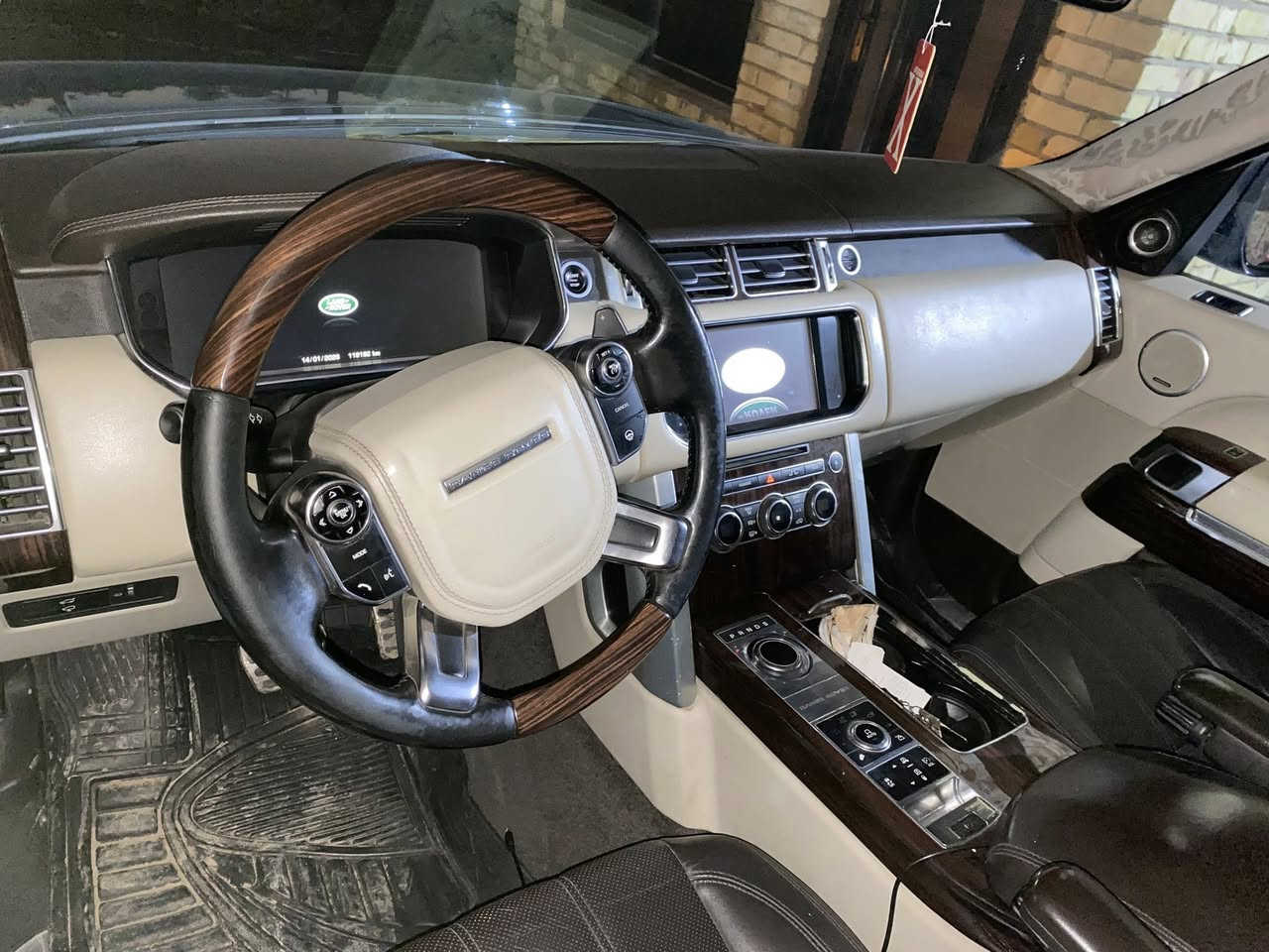 رانج روفر موديل ٢٠١٤فول مواصفات كاز 8V دبل سوبر فول واحد على وحد السعر ب٣٢٠وبيه مجال ***********
