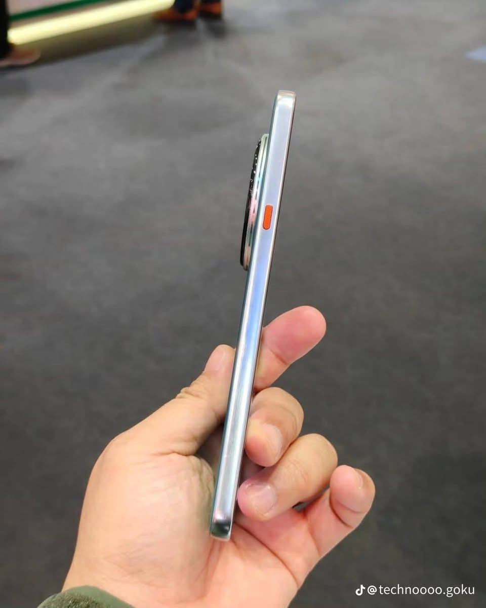 📌 المواصفات الأساسية
🎇مستخدم شهر واحد نضيف نضيف جداً 
السعر: 400
مكان بابل 
الشاشة: 6.67 بوصة AMOLED
دقة: 1080 × 2400
معدل تحديث: 144Hz
المعالج: MediaTek Dimensity 8350
الرام (RAM): 12 GB
التخزين الداخلي: 256 GB
الكاميرا الخلفية:
ثلاثية 50 MP + 50 MP + 50 MP
كاميرا رئيسية + واسعة + تليفوتو (تكبير بصري 3×)
الكاميرا الأمامية: 50 MP
البطارية: 5100 mAh
شحن سريع 70 W
النظام: Android 15 مع واجهة HIOS
الاتصالات: يدعم 5G
مستشعر البصمة: داخل الشاشة
الألوان:  أزرق (بحري), أخضر…


**إذا كنت صاحب هذا الإعلان وتريد حذفه لأي سبب، رجاءا أرسل رسالة إلى الدعم الفني**