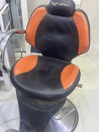 للبيع كرسي حلاقه نضيف كلش  يحتاج قطره لحيم لليده فقط ٠٧٧١٥٥٢٤٤٣٧