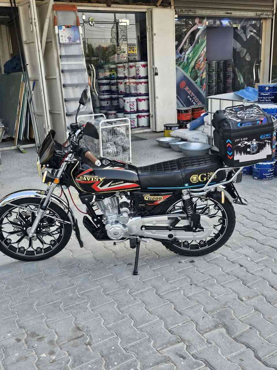 السلام عليكم دراجة سيفان لون اسود  ٢٠٠ سيسي   دراجه زيروو وكاله ماشيه 622 كيلو استعمال شخصي الدراجة تجي بصمتين تشغيل عن بعد سويج سجينه وسماعات بلادية بالشاشة الدراجة كل نقص مابيها فقط الزنجيل يطخ بالواقيه دهن جديد امزويل مبدل قبل يومين كلشي متصرف  عليها السعر ٩٢٥ وبيها مجال للشراي العنوان الشعب 
***********
