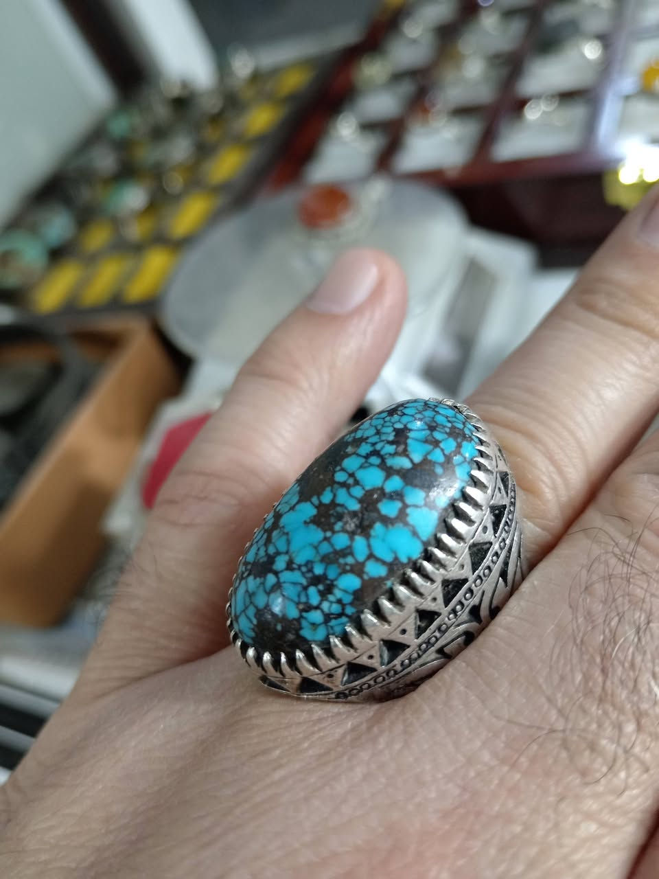 خاتم فيروز نيشابوري عنكبوتي طول الحجر ٣ سم وزن الخاتم ٢٨.٥ غرام صياغة ثقيلة سعر الخاتم ١٤٠ الف
العنوان كركوك ولدينا توصيل لجميع المحافظات وأي إستفسار الإتصال بالواتساب ***********
