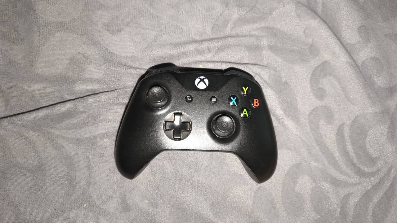 السلام عليكم
XBOX ONE S للبيع 
الجهاز يجي ويا يدتين اصلية مال شركة XBOX  
واير HDMI مال الشركة وسلك التشغيل 
السعر 150 الف 
الجهاز نظيف ويستاهل سبب البيع مشغول وما كاعد استخدمو 
المكان صلاح الدين العلم 
للتواصل *********** واتساب
