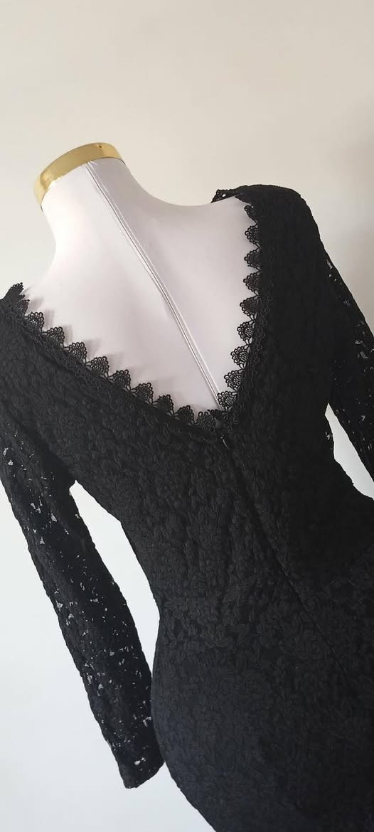 فستان اسود مبطن الردن غير مبطنه تول خامه ثقيله طويل سعره ٣٠ يلبس ٣٨-٤٠ للحجز واتس ***********♥️♥️
