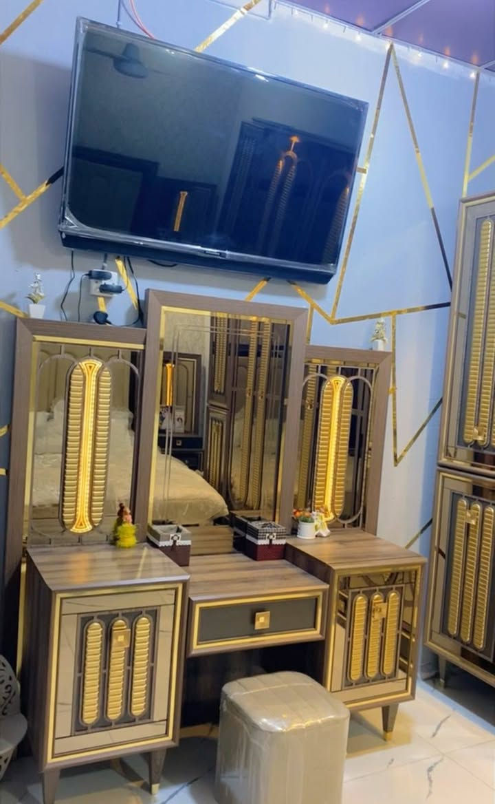 💢غرفه مودرن لون صاجي 9 قطع
خشب بلوك ثقيل كنتور جرباية ميز جرباية عدد 2 ميز تواليت شازلون 
ملحق مراية قيافة طابورية
موقع البصرة حي الحسن 
رقم تواصل ***********
