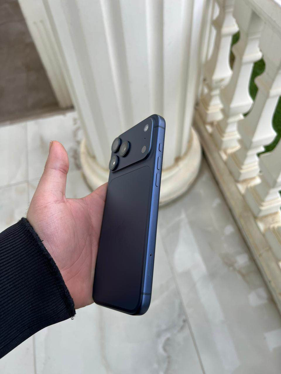 ئایفۆن 17 پڕۆ ماکس، ڕەنگی شين ، زۆر پاک و بێ کێشە 
وەک نوێ وایە. مۆبایلەکە زۆر نوێیە، بیپشکنە ئینجا بیبە. پاتری 100٪، زةماني تاكو مانگي ١٠ ماوة، 256gb دوو سیم کارتە و کامل ئەشیای لەگەلە نرخەکەی 1450 دۆلار و کەمێک مەجالی تێدایە.
***********
آيفون 17 برو ماكس ، نيلي نضافه فول فول جديد. التلفون جديد تفحص بعدين تأخذ  بطاريه 100 و ضمان باقي حتى شهر ١٠ و 256gb دبل سيم سعر1450$ بي مجال بسيط
*********** أربيل, العراق
