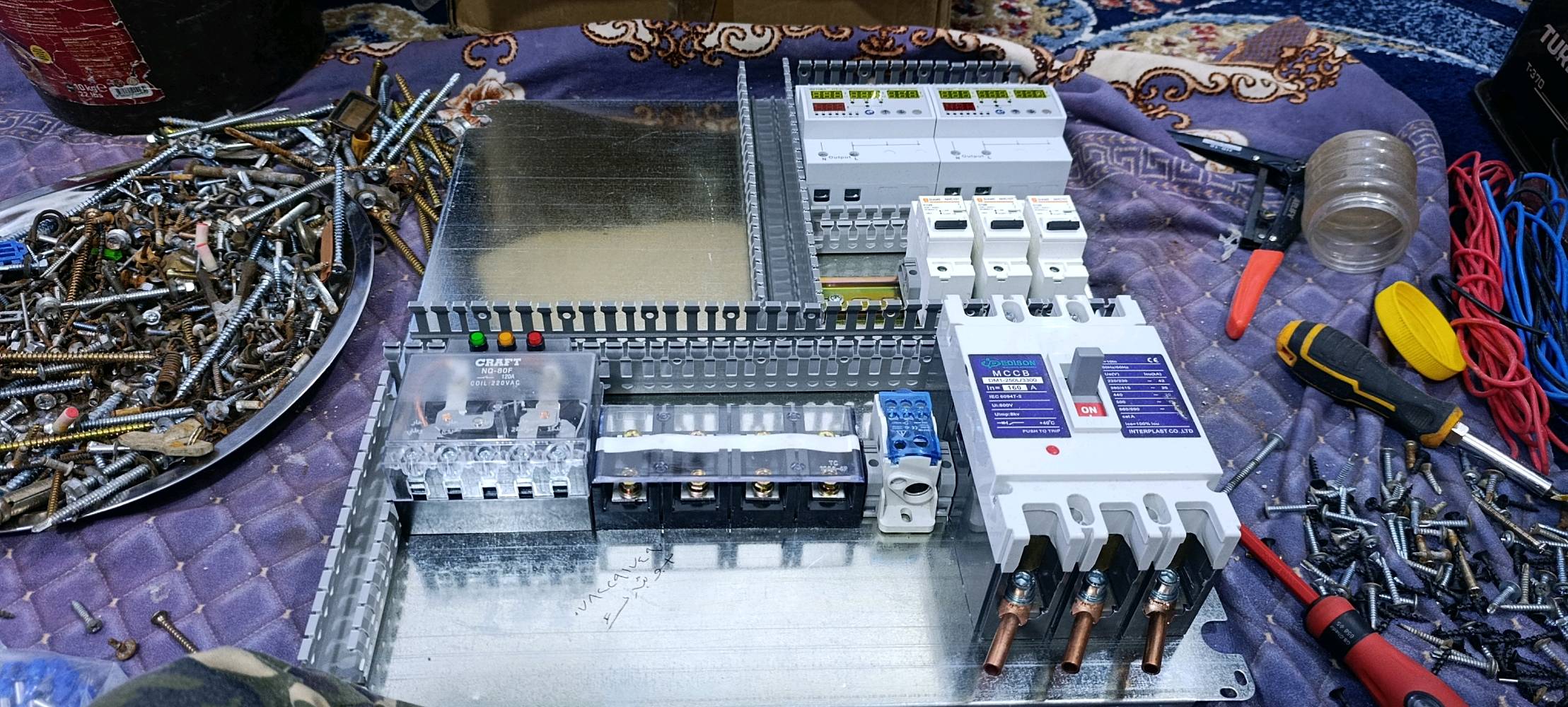 لوحة كهربائية مدمجة تحتوي على قواطع وأسلاك للتوصيل الكهربائي، مثالية للاستخدام في المشاريع الكهربائية الكبيرة. تأتي بمكونات متنوعة لضمان التكييف والتثبيت الفعال. مناسبة للمنازل والشركات والمؤسسات.