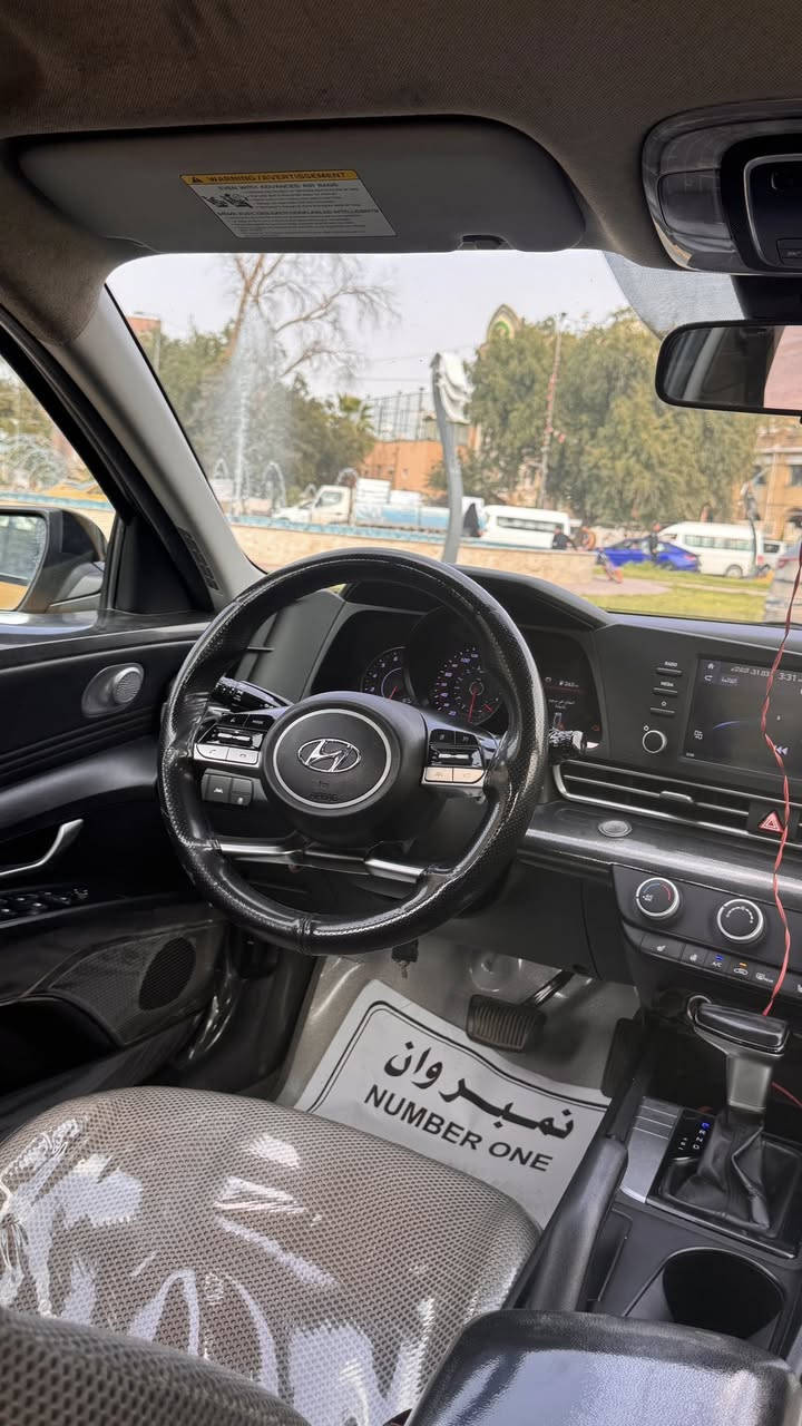 السلام عليكم
الانترا     
موديل 21 جاهزه للاخير كبل لشارع رقم بغداد انكليزي تكسي قماره بلاد بدون صبغ 
السياره ماشيه 135 ميل 
حادثه مثل مموضح 
بس بنيد ومبدل نفس لون 
بدون ايرباك
نص مواصفات
بصمه دخول ويدات ترحيب 
كشن تدفئ 
لد امامي ولايت زنون نهار 
ويل مصبوغ حراري وتاير Hloo 
كامره خلفيه
 تحديد مسار + نقطة عمياء+سياقه ذاتيه تحسس ازدحامات
مانع انزلاق 
ورادار امامي وخلفي وجانبي
شاشة  كبيرة تدعم كار بلي واندرويد اوتو + شاشه اعطال 
ثلاثة انظمة قيادة 
تحكم ستيرن كامل 
كروز سرعة 
محرك 2000  دوش ‏جديد حاويه 
كير بلادي وتبريد منضومه كامله انجماد 
السياره مدوشمه ارضيه وسفريات ومقاعد وجنطه ومغلفه السياره داخله كله
اسياره علئ البلاد وكرفتها كلش حلوه 
سياره جهازه وصفاحها موس وكبل للشارع وجديده بالعافيه علئ الي ياخذها
سعرها 155 وبيها ممجال كلش بسيط لان منضومه تبريد ومكينه حاويه على يدي وعندي وصل بيهن 
عنوان بغداد الاعظميه 
ممتواجد علفيس رقمي 
***********
