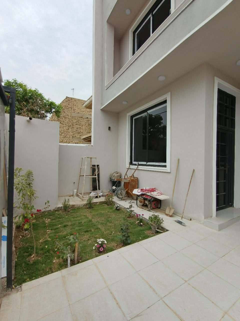 🏠 / دار للبيع مساحه ١٥٠ م طابو صرف
واجهه ٧.٥ م / نزال ٢٠ م 

🧱 بناء حديث درجه أولى 

الطابق الاول / مطبخ . أستقبال . هول . غرفه . مجمع صحيات . كراج . حديقه . صحيات خارجيه 

الطابق الثاني/ غرفتين . هول . مجمع صحيات 

🌎 الموقع / حي الضباط الثانيه ( شارع ٨٠ ) 

للأستفسار أكثر اتصل ***********
