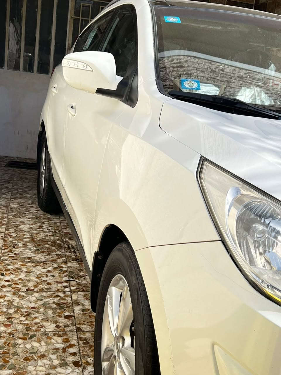 السلام عليكم  توكسان موديل (2012)سيارة كفاله عامه من صبغ وبارد و محرك وكير وصدر وتبريد تخم تاير
سبير مال شركه ما نازل سياره الكير ومحرك مامفتوحات  السياره ماشيه (136) فعلي تدك جرص بل ١٢٠  السيارة بأسمي تحويل ثاني يوم السيارة رقم انكليزي هزه جديده السعر المطلوب ( 144)العنوان بغداد حي الشباب رقم الهاتف ***********
