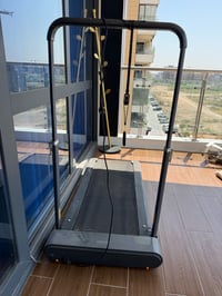عندي جهاز جري نضيف مستعمل شي قليل يتحمل وزن ٢٥٠ سعرة ٣٥٠