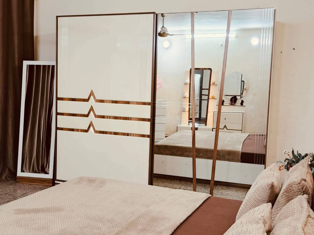 السلام عليكم غرفه نوم تركية اصليه جديده استخدام يومين للبيع بسعر مناسب مستعجله عليه عندي سفر .٤٠٠الف قفل .لتواصل 
***********
