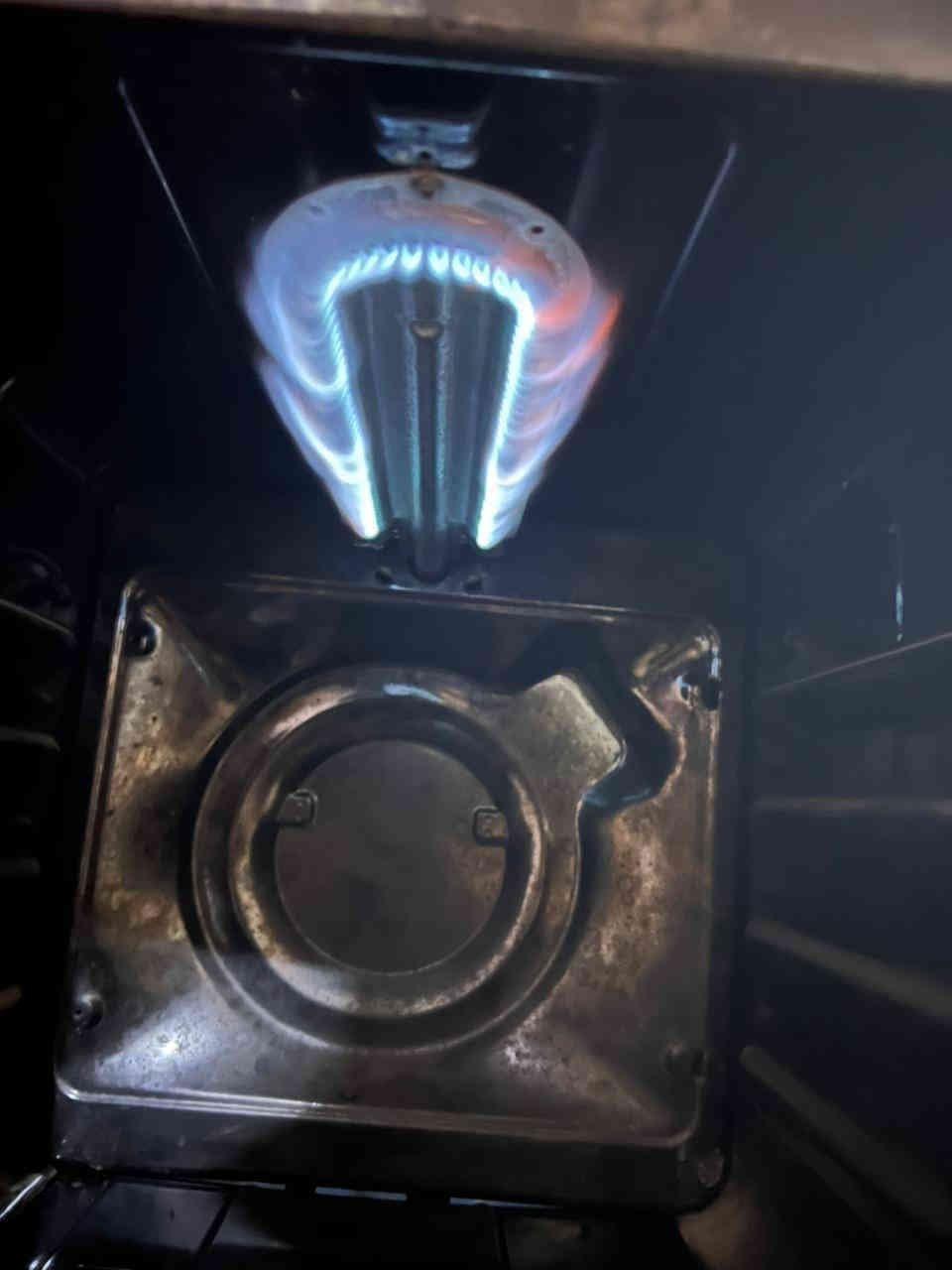 للبيع طباخ تركي شركة نوال 4 عيون وفرن نضيف السعر 75 الف وبي مجال
هـ ***********
